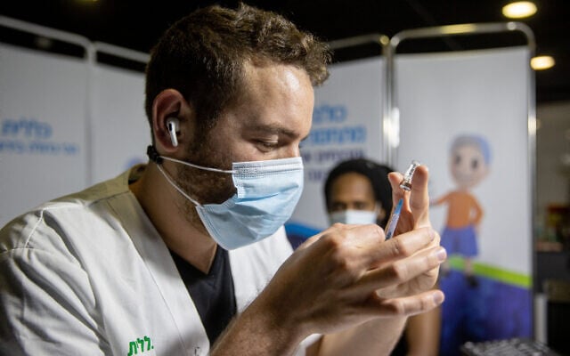 A COVID-19 vaccination center in Jerusalem, on March 11, 2021. (Yonatan Sindel/Flash90) A COVID-19 vaccination center in Jerusalem, on March 11, 2021. (Yonatan Sindel/Flash90)