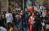 Israelis in Jerusalem during the Passover holiday, March 31, 2021. (Olivier Fitoussi/Flash90)