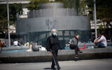 Israelis, some wearing protective face masks and some not, at Tel Aviv's Dizengoff Square on April 4, 2021. (Miriam Alster/Flash90)