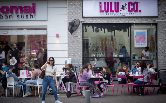 Israelis enjoy sitting at restaurants in Tel Aviv, on April 04, 2021 (Miriam Alster/FLASH90) Israelis enjoy sitting at restaurants in Tel Aviv, on April 04, 2021 (Miriam Alster/FLASH90)