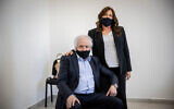 Israeli businessman Shaul Elovitch and his wife, Iris, at the District Court in Jerusalem, April 6, 2021. (Yonatan Sindel / Flash90)