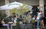 Israelis at a cafe in Tel Aviv, on April 07, 2021. (Miriam Alster/FLASH90)