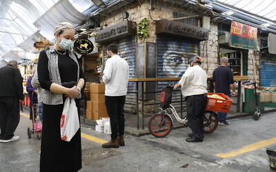People stand in silence in Jerusalem on April 8, 2021 as sirens wail across Israel for two minutes marking the annual day of remembrance for the six million Jewish victims of the Nazi genocide (Olivier Fitoussi/Flash90)
