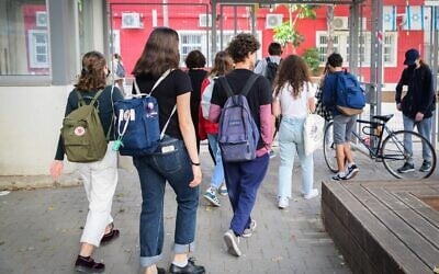 Israeli students return to school in Tel Aviv on April 18, 2021. (Avshalom Sassoni/Flash90)