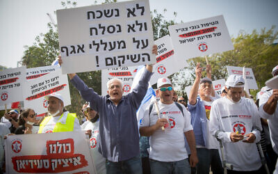 Israeli veterans and disabled IDF soldiers protest outside the Ministry of Defense in Tel Aviv for better financial and medical aid, April 18, 2021. (Miriam Alster/FLASH90)