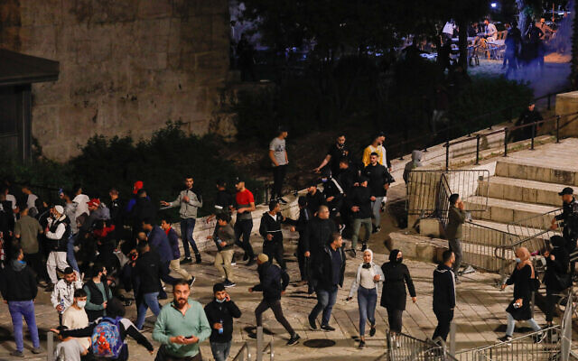 Arab protestors at Damascus Gate in Jerusalem on April 22, 2021. (Olivier Fitoussi/Flash90)