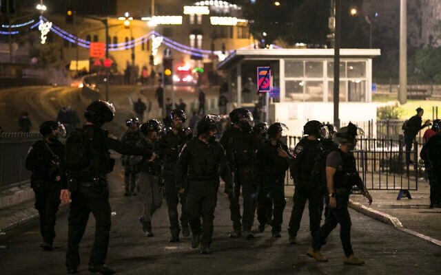 Israeli police officers clash with Palestinians outside Damascus Gate in Jerusalem on April 22, 2021. (Olivier Fitoussi/Flash90) Israeli police officers clash with Palestinians outside Damascus Gate in Jerusalem on April 22, 2021. (Olivier Fitoussi/Flash90)
