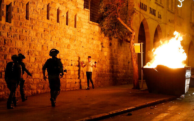 Israeli police officers clash with protestors in East Jerusalem on April 23, 2021 (Jamal Awad/Flash90) Israeli police officers clash with protestors in East Jerusalem on April 23, 2021 (Jamal Awad/Flash90)