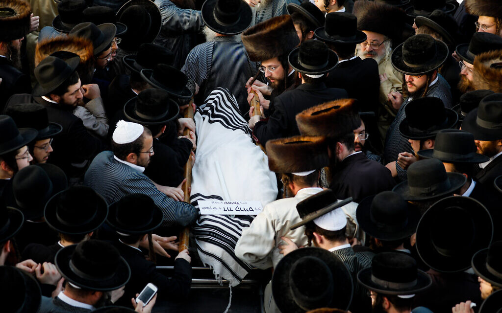 Hundreds attend the Jerusalem funeral of David Krauss in Jerusalem, one of the victims of the Meron tragedy, April 30, 2021 (Olivier Fitoussi/Flash90)