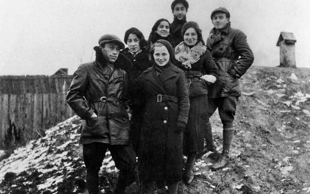 Comrades from the pioneer training commune in Białystok, 1938. Frumka Płotnicka is standing second from the right. (Courtesy of Ghetto Fighters’ House Museum, Photo Archive)