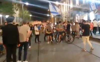 An ultranationalist Jewish mob congregates near the Jaffa Street Station of the Jerusalem light-rail on April 19, 2021. (Screen capture/Twitter) An ultranationalist Jewish mob congregates near the Jaffa Street Station of the Jerusalem light-rail on April 19, 2021. (Screen capture/Twitter)