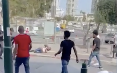 A video captures a fight that broke out between several men in South Tel Aviv on April 20, 2021. (Screen capture: Ynet)