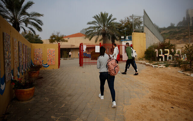 Israeli students return to school in Yad Mordechai, March 7, 2021. (Flash90) Israeli students return to school in Yad Mordechai, March 7, 2021. (Flash90)