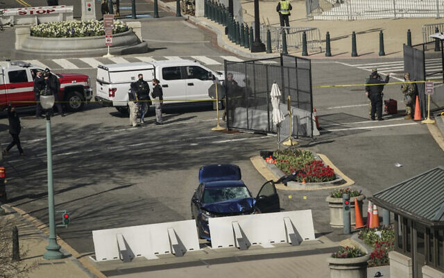 Law enforcement investigate the scene after a vehicle charged a barricade at the US Capitol in Washington, April 2, 2021.( Drew Angerer/Getty Images/AFP) Law enforcement investigate the scene after a vehicle charged a barricade at the US Capitol in Washington, April 2, 2021.( Drew Angerer/Getty Images/AFP)