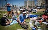 Israelis barbeque at Dolfinarium beach park on Israel's 68th Independence Day, May 12, 2016. (Miriam Alster/Flash 90)