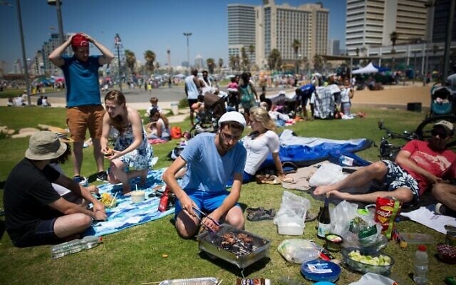 Israelis barbeque at Dolfinarium beach park on Israel's 68th Independence Day, May 12, 2016. (Miriam Alster/Flash 90) Israelis barbeque at Dolfinarium beach park on Israel's 68th Independence Day, May 12, 2016. (Miriam Alster/Flash 90)