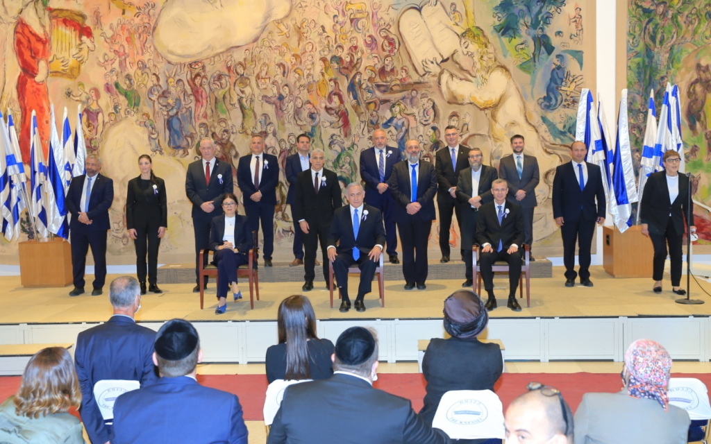 The party leaders in the new Knesset pose for a group photo. April 6, 2021 (Knesset spokesperson's office)
