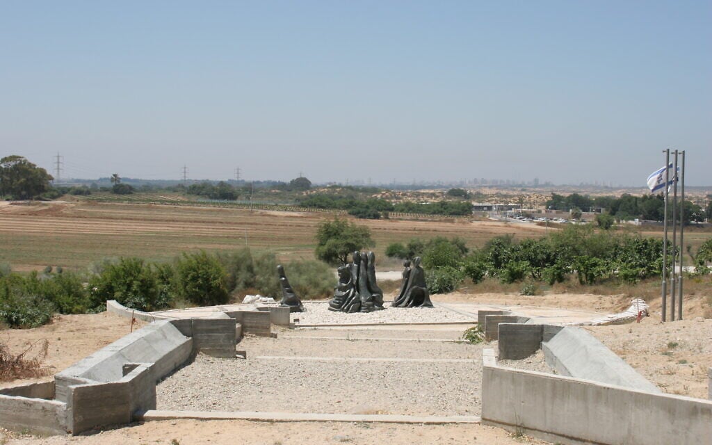 The memorial to women fighters of Israel's War of Independence at Kibbutz Nitzanim, northeast of Ashkelon. (Shmuel Bar-Am)