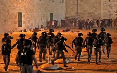 Israeli security forces advance amid clashes with Palestinian protesters near the Al-Aqsa Mosque in Jerusalem, on May 7, 2021 (Ahmad GHARABLI / AFP)