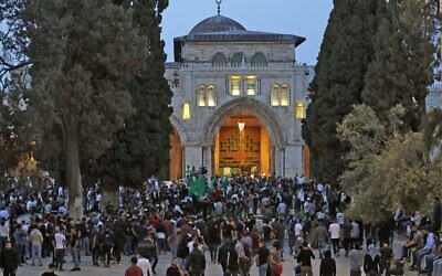 Palestinian gather at Jerusalem's Temple Mount compound on Jerusalem Day, May 10, 2021. (Photo by Ahmad GHARABLI / AFP)