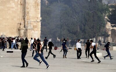 Palestinians clash with Israeli security forces at Jerusalem's Temple Mount compound on Jerusalem Day, May 10, 2021. (Ahmad Gharabli/AFP)