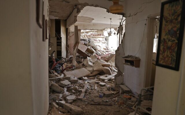A heavily damaged house from rocket fire in the southern Israeli city of Ashkelon on May 11, 2021 (JACK GUEZ / AFP) A heavily damaged house from rocket fire in the southern Israeli city of Ashkelon on May 11, 2021 (JACK GUEZ / AFP)