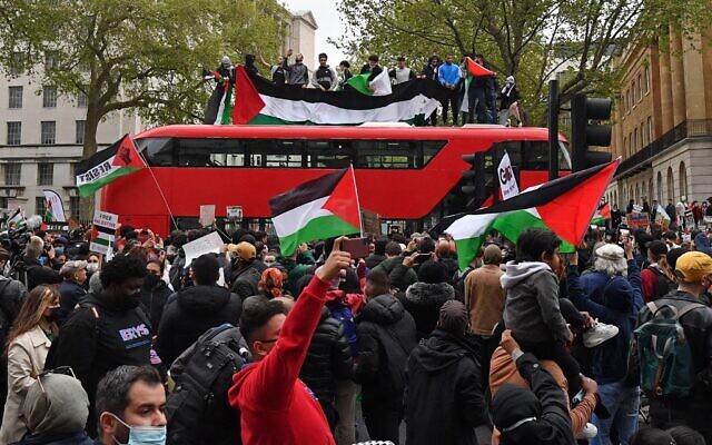 Pro-Palestinian protesters stop a London bus as they participate in a demonstration against Israel, in central London on May 11, 2021. (JUSTIN TALLIS / AFP)