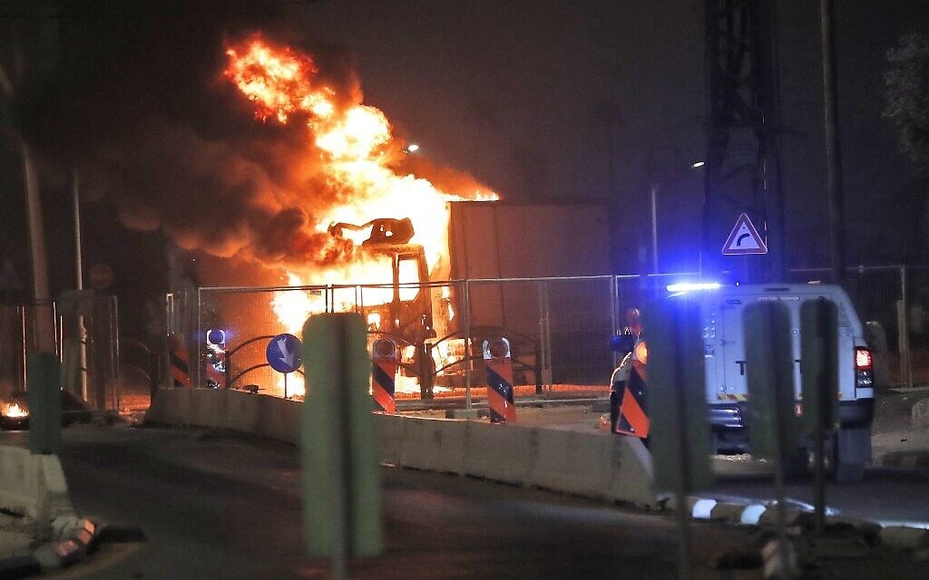 A truck burns at the entrance of the Jewish-Arab city of Lod, where a state of emergency has been declared following civil unrest, on May 12, 2021 (Ahmad GHARABLI / AFP)