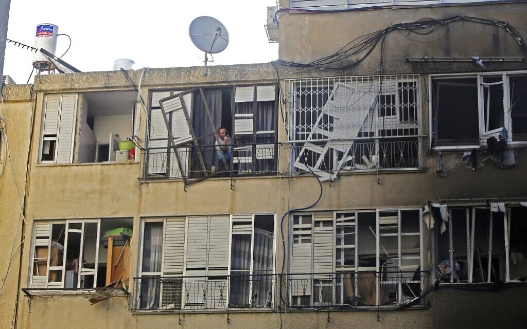 An Israeli man checks the damages in a residential building after a rocket attack from the Hamas-controlled Gaza Strip, in the central Israeli city of Petah Tikva, on May 13, 2021. (GIL COHEN-MAGEN / AFP)