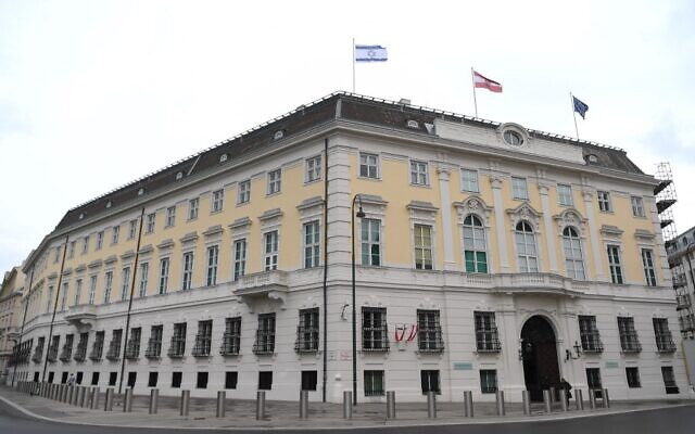 The Austrian Federal Chancellery raised the Israeli flag (Up L) as a sign of solidarity, in Vienna on May 14, 2021. (HELMUT FOHRINGER / APA / AFP) The Austrian Federal Chancellery raised the Israeli flag (Up L) as a sign of solidarity, in Vienna on May 14, 2021. (HELMUT FOHRINGER / APA / AFP)