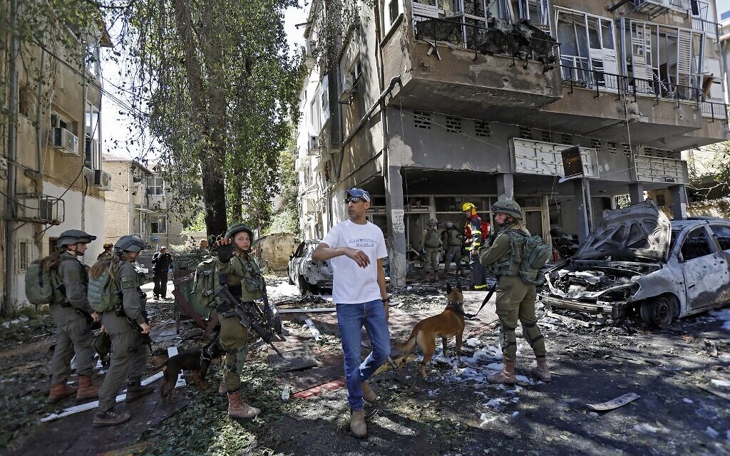 Members of Israeli security and emergency services work on a site hit by a rocket fired from Gaza in Ramat Gan, where an Israeli man was killed, on May 15, 2021. (Gil COHEN-MAGEN / AFP)