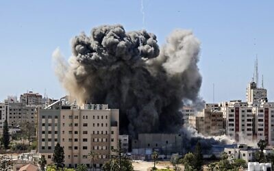 A thick column of smoke rises from the al-Jalaa Tower as it is destroyed in an Israeli airstrike after the IDF warned the occupants to leave, Gaza City,  May 15, 2021. (MAHMUD HAMS / AFP)