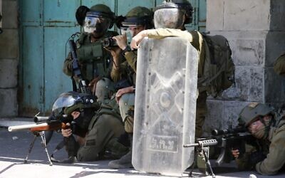 Israeli security forces face off with Palestinian protesters in the West Bank city of Hebron on May 18, 2021 (HAZEM BADER / AFP)
