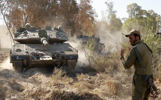 Israeli soldiers direct Merkava tanks to firing positions during shelling toward the Gaza Strip, along the border with the Palestinian enclave on May 19, 2021 (JACK GUEZ / AFP) Israeli soldiers direct Merkava tanks to firing positions during shelling toward the Gaza Strip, along the border with the Palestinian enclave on May 19, 2021 (JACK GUEZ / AFP)