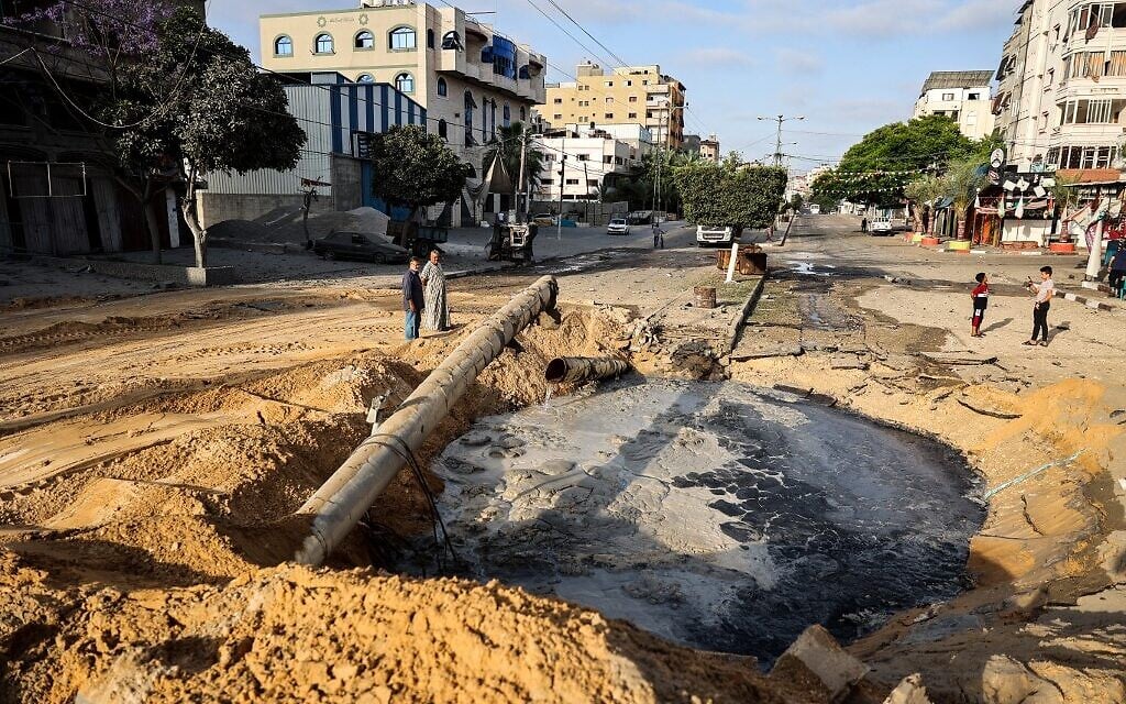 Palestinians gather at the site of Israeli air strikes in Jabalia in the northern Gaza Strip, on May 20, 2021 (Photo by MOHAMMED ABED / AFP)
