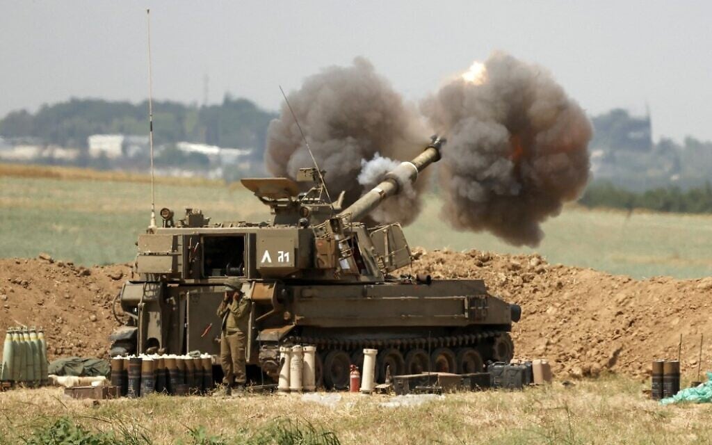 An Israeli self-propelled howitzer fires artillery shells toward terror targets in the Gaza Strip from a position along the border with the Palestinian enclave on May 20, 2021  (JACK GUEZ / AFP)