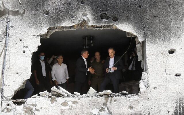 German Foreign Minister Heiko Maas and his Israeli counterpart Gabi Ashkenazi (C) visit a building that was hit by Hamas rocket fire from Gaza, on May 20, 2021, in Petah Tikva. (Gil COHEN-MAGEN / AFP) German Foreign Minister Heiko Maas and his Israeli counterpart Gabi Ashkenazi (C) visit a building that was hit by Hamas rocket fire from Gaza, on May 20, 2021, in Petah Tikva. (Gil COHEN-MAGEN / AFP)
