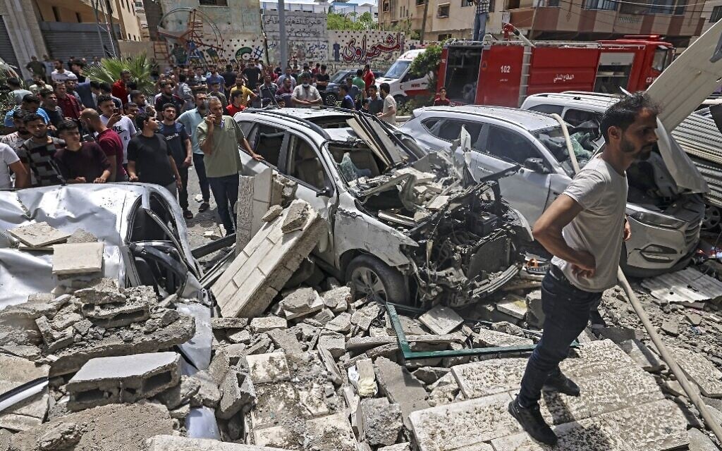 Palestinians inspect a site hit during an Israeli airstrike in Gaza City on May 20, 2021 following rocket fire from the Strip toward Israel (MAHMUD HAMS / AFP)