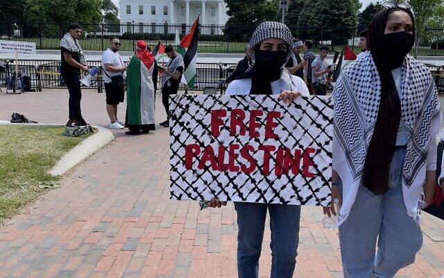 Illustrative: Demonstrators hold placards as they march in support of the Palestinians in front of the White House in Washington, DC, on May 20, 2021.(Daniel SLIM / AFP) Illustrative: Demonstrators hold placards as they march in support of the Palestinians in front of the White House in Washington, DC, on May 20, 2021.(Daniel SLIM / AFP)