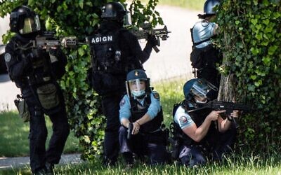 French gendarmes inspect the site where a suspect has been seen after a municipal policewoman was attacked with a knife on May 28, 2021, in La Chapelle-sur-Erdre, near Nantes, western France. (LOIC VENANCE / AFP)