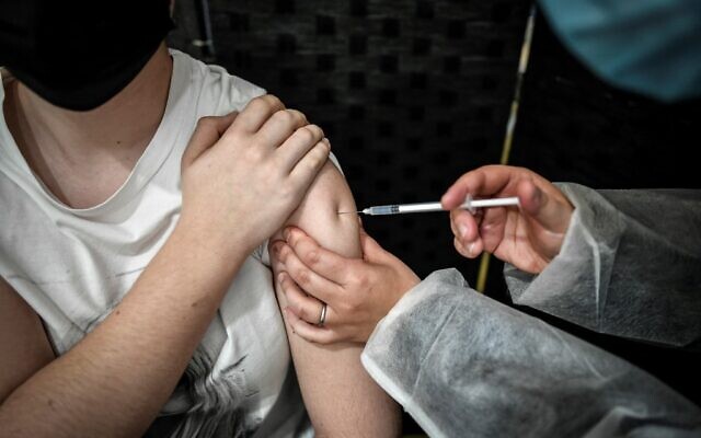 A patient receives a dose of the Pfizer-BioNTech vaccine against COVID-19 at a temporary vaccination center in Versailles, France on May 29, 2021. (STEPHANE DE SAKUTIN / AFP) A patient receives a dose of the Pfizer-BioNTech vaccine against COVID-19 at a temporary vaccination center in Versailles, France on May 29, 2021. (STEPHANE DE SAKUTIN / AFP)