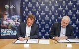 Technion President Professor Uri Sivan, right, and Ziv Belfer, Divisional Vice President of Global Research and Development and General Manager, PTC, sign accord for R&D center; April 26, 2021 (Nitzan Zohar, Technion Spokesperson’s Office)