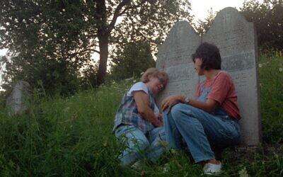 Irene Zisblatt visits her grandparents' grave with her daughter Robin in the 1998 documentary 'The Last Days.' (Courtesy)