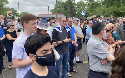 Hundreds gather in Skokie, Illinois, in a demonstration against antisemitism, May 23, 2021. (Yvette Alt Miller)