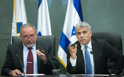 Yesh Atid leader Yair Lapid, right, and Israel Beytenu chief Avigdor Liberman at a joint press conference in the Knesset dealing with Israel's foreign policy, February 29, 2016. (Miriam Alster/Flash90)