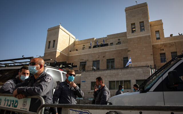 Police stand guard outside the Jerusalem District Court as Prime Minister Benjamin Netanyahu attends his corruption trial there, April 5, 2021. (Olivier Fitoussi/Flash90) Police stand guard outside the Jerusalem District Court as Prime Minister Benjamin Netanyahu attends his corruption trial there, April 5, 2021. (Olivier Fitoussi/Flash90)