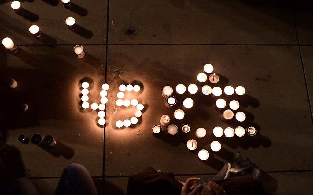 Israelis light candles for the 45 victims who were killed in deadly crushing at Mount Meron during Lag B'Omer celebrations, at Habima Square in Tel Aviv, May 1, 2021. (Tomer Neuberg/Flash90)
