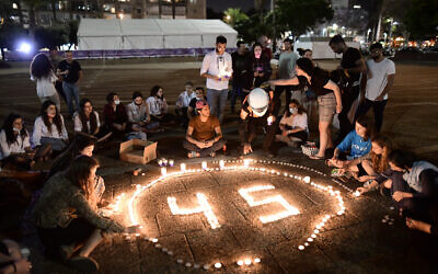 Israelis light candles for the 45 victims who were killed in a crush at Mount Meron during the Lag B'Omer celebrations, at Rabin Square in Tel Aviv. May 2, 2021. (Tomer Neuberg/Flash90)