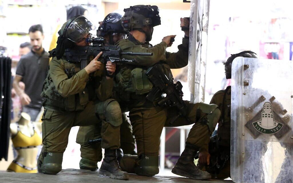 Illustrative -- Israeli security forces during clashes in the West Bank city of Hebron, May 10, 2021 (Wisam Hashlamoun/Flash90) Illustrative -- Israeli security forces during clashes in the West Bank city of Hebron, May 10, 2021 (Wisam Hashlamoun/Flash90)