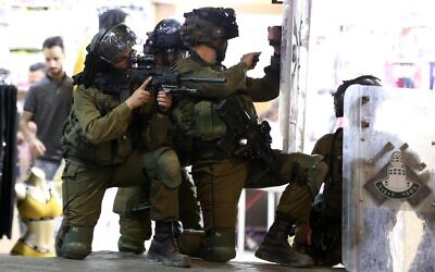Illustrative -- Israeli security forces during clashes in the West Bank city of Hebron, May 10, 2021 (Wisam Hashlamoun/Flash90)